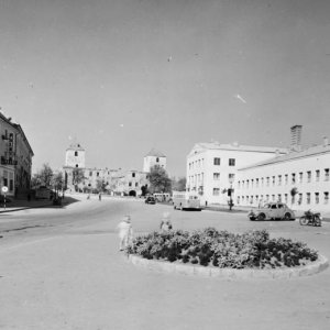 Várpalota, Szabadság tér, jobbra a vájáriskola, háttérben a Thury-vár- 1955 (Forrás: Fortepan/VÁTI Dokumentációs Központ)
